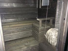 Sauna on rakennettu tummasta puusta