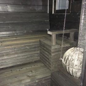 Sauna on rakennettu tummasta puusta